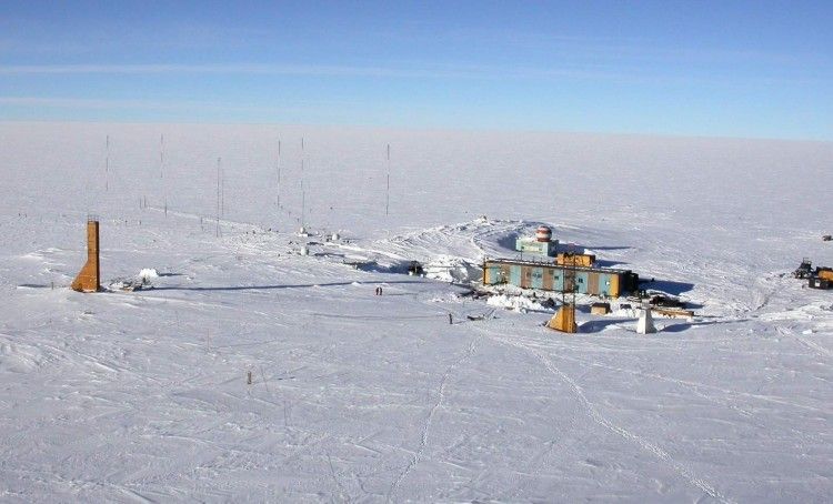 Base rusa Vostok Base rusa Vostok, situada en el polo de la inaccesibilidad de la Antártida, uno de los lugares más fríos de la Tierra. Desde 1983 ostenta el registro de temperatura más bajo medido jamás en nuestro planeta.