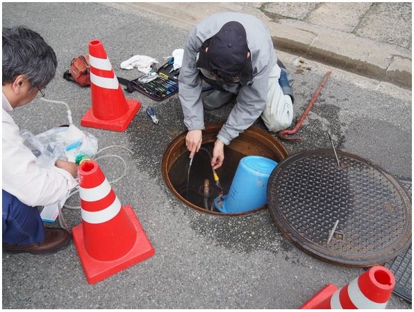 Los científicos recogen muestras de agua subterránea de un pozo en la región del terremoto de Kumamoto.