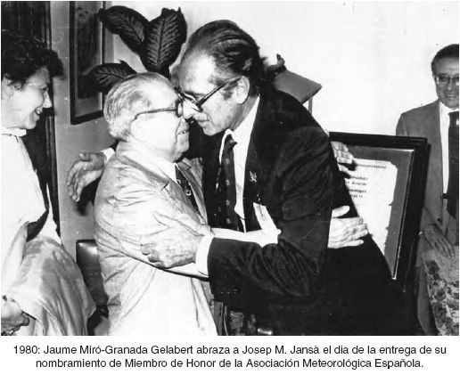 Jaume Miró-Granada Gelabert abraza a Josep M. Jansà el día de la entrega de su nombramiento