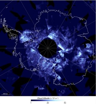 Nubes brillantes en la oscuridad