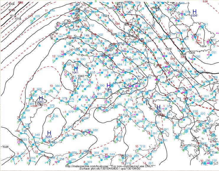 Analisis de superficie, con la presión a nivel del mar en linea negra y mb, a las 08 UTC del día 4 de enero de 2013.Nótese el domínio de las altas presiones sobre la Península. Fuente: Meteocentre.com
