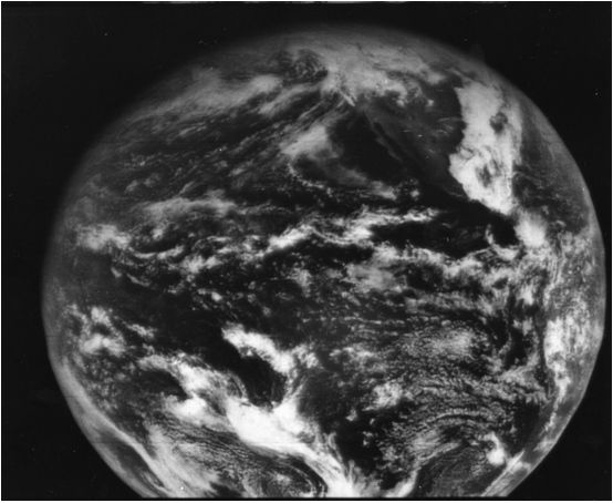 ATS-1, y su cámara Spin-scan para analizar la cubierta de nubes proporcionaron esta imagen el 11 de diciembre de 1966, la primera imagen completa del disco de la tierra tomada siempre de la órbita geoestacionaria. Crédito: NASA