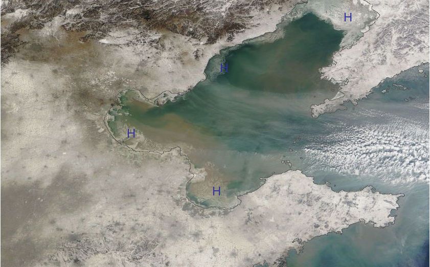Imagen del sensor MODIS del satélite Terra del 4 de enero de 2013 en la zona aludida. Imagen del sensor MODIS del satélite Terra del 4 de enero de 2013 en la zona aludida. "H" indica la presencia de hielo marino. Nótese las zonas nevadas del interior en el noreste de China. Fuente: NASA