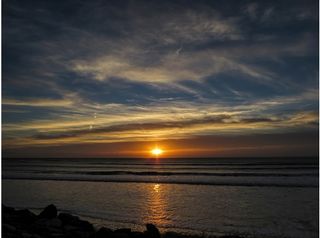 Ocaso y la luna creciente vista desde Rota (Cádiz)