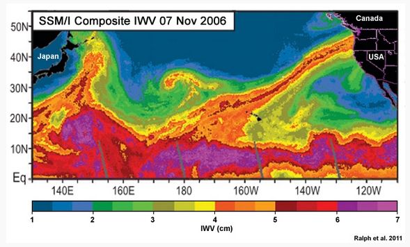 Imagen de estimación de agua precipitable total por satélite, en cm, donde se aprecia un RA, llamado "experso de la piña", que arrancando de zonas tropicales impacta en la costa oeste de los EE.UU, generando eventos de precipitaciones persitentes e intensas. Fuente: Ralph et al. 2011. Imagen de estimación de agua precipitable total por satélite, en cm, donde se aprecia un RA, llamado "experso de la piña", que arrancando de zonas tropicales impacta en la costa oeste de los EE.UU, generando eventos de precipitaciones persitentes e intensas. Fuente: Ralph et al. 2011.