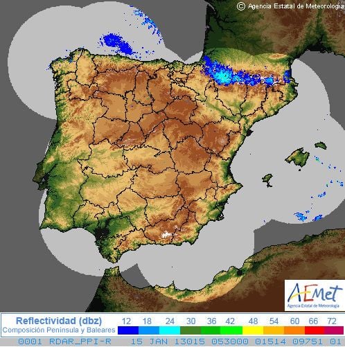 Imagen mosaico nacional radar del 15 de enero de 2013. Las nevadas suelen dar valores bajos de reflectividad. Muy probablemente esté nevado en el Pirineo navarro con reflectividades del orden de 12-18 dBZ pero dichas nevadas sean intensas. Fuente: AEMET