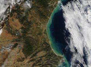 Sedimentos terrestres en el mar después de las inundaciones