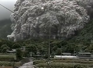 Vulcano Unzen, giugno 1991: la terribile avanzata del flusso piroclastico catturata in video