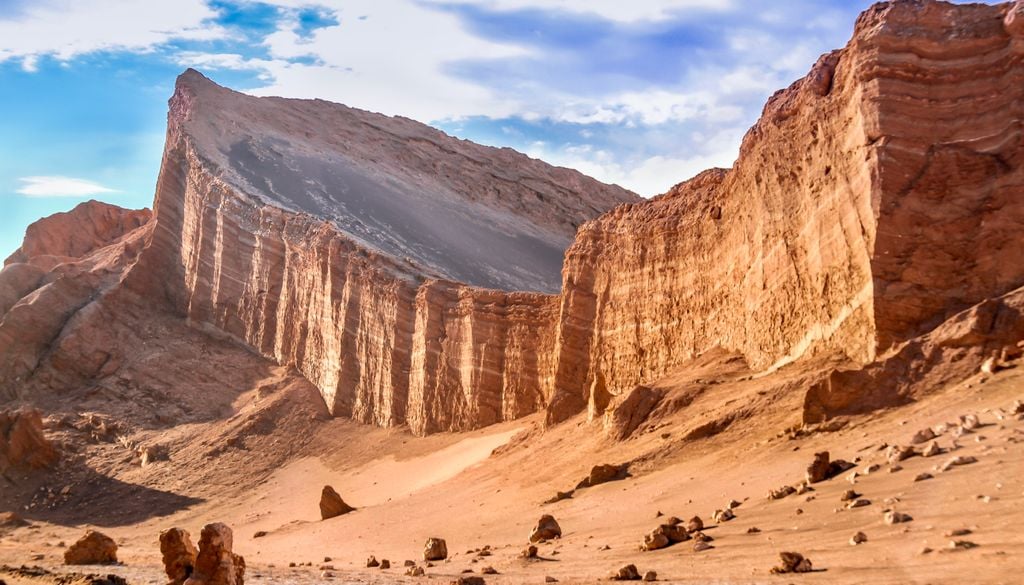 La formación rocosa conocida como “El Anfiteatro” es una de las principales postales del Valle de la Luna.