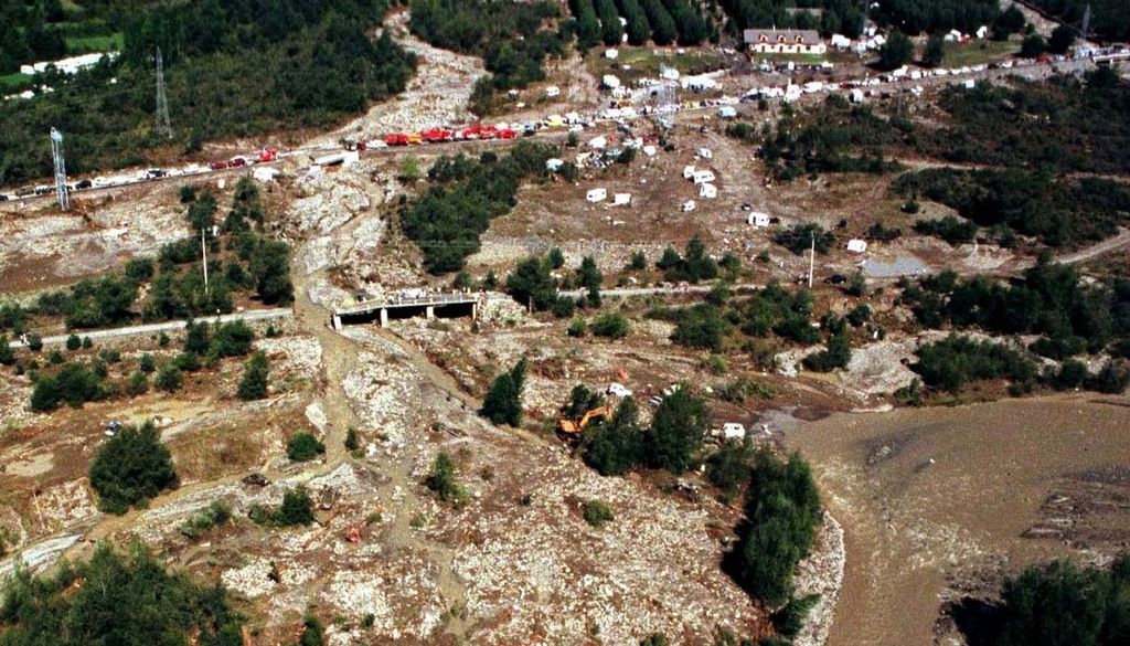 Vista aérea de la riada Vista aérea de la zona del camping de Biescas, arrasado por la riada que provocó la crecida repentina en el barranco de Arás, la tarde del 7 de agosto de 1996. Crédito: EFE.
