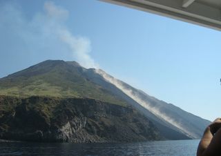 30 dicembre 2002, lo tsunami investe l'Isola di Stromboli