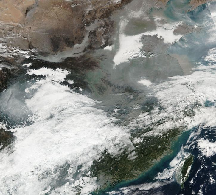Nubes tóxicas, en gris, cubrían el noroeste de China el 2 de enero de 2017. Imagen del satélite Suomi-NPP