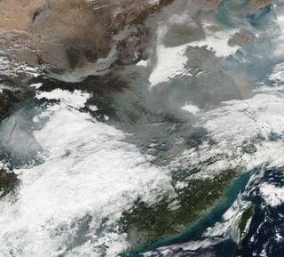 Beijing y otras ciudades chinas comienzan 2017 bajo nubes tóxicas