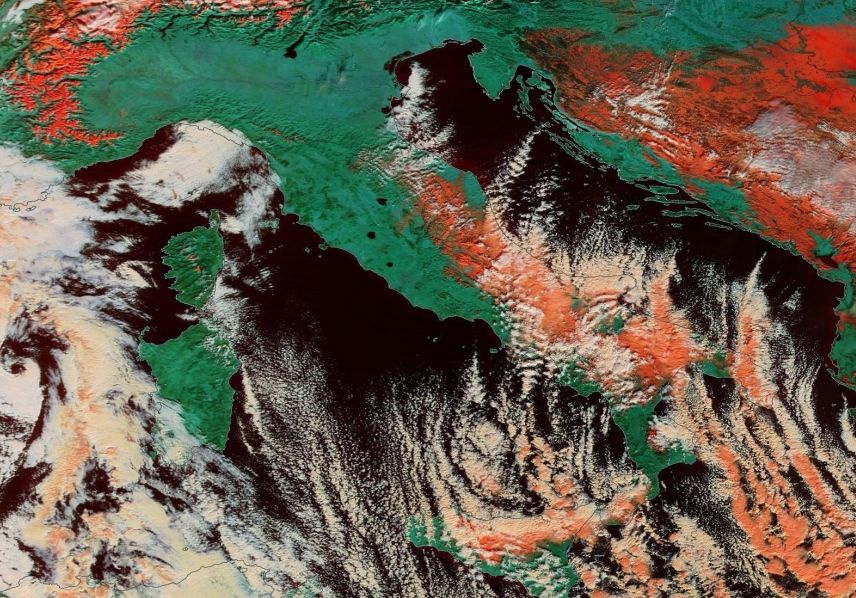 Imagen realzada para destacar las zonas nevadas Imagen realzada para destacar las zonas nevadas (naranja intenso)