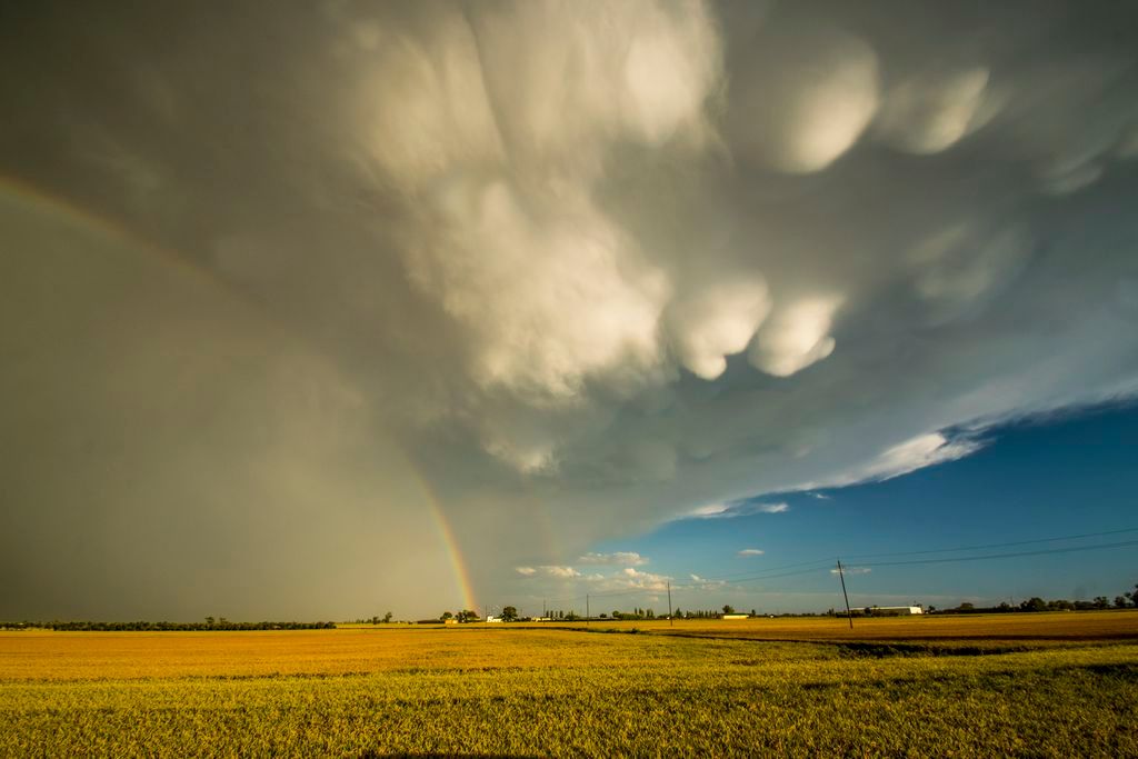 Mammatus y Arco Iris en una tormenta de septiembre 1ª Posición: Mammatus y Arco Iris en una tormenta de septiembre de Agustí Descarrega Solà