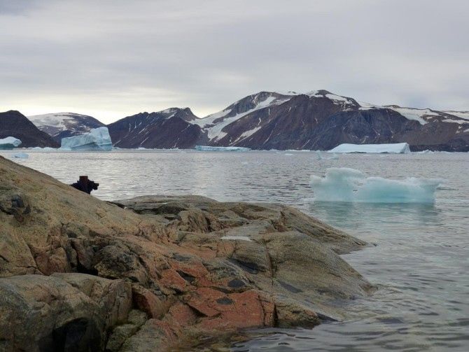 Figura 1.- Icebergs procedentes del Glaciar Allison flotan cerca de Kullorsuaq