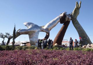 El fuerte viento derriba en Castellón la escultura de La Paz de Ripollés 