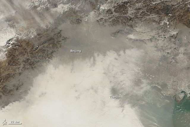 Imagen de satélite de China donde se observa la nube de contaminación sobre Beijing Imagen de satélite de China donde se observa la nube de contaminación sobre Beijing. Fuente: NASA.