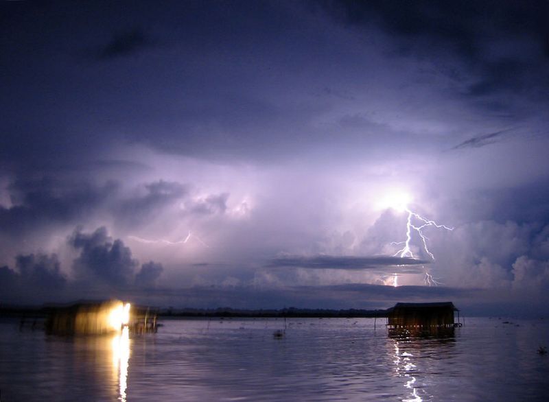 Relámpago del Catatumbo, principal generador de ozono del planeta. Este fenómeno es capaz de producir 1.176.000 relámpagos por año produciendo el 10% de la capa de ozono. Fuente: Wikipedia