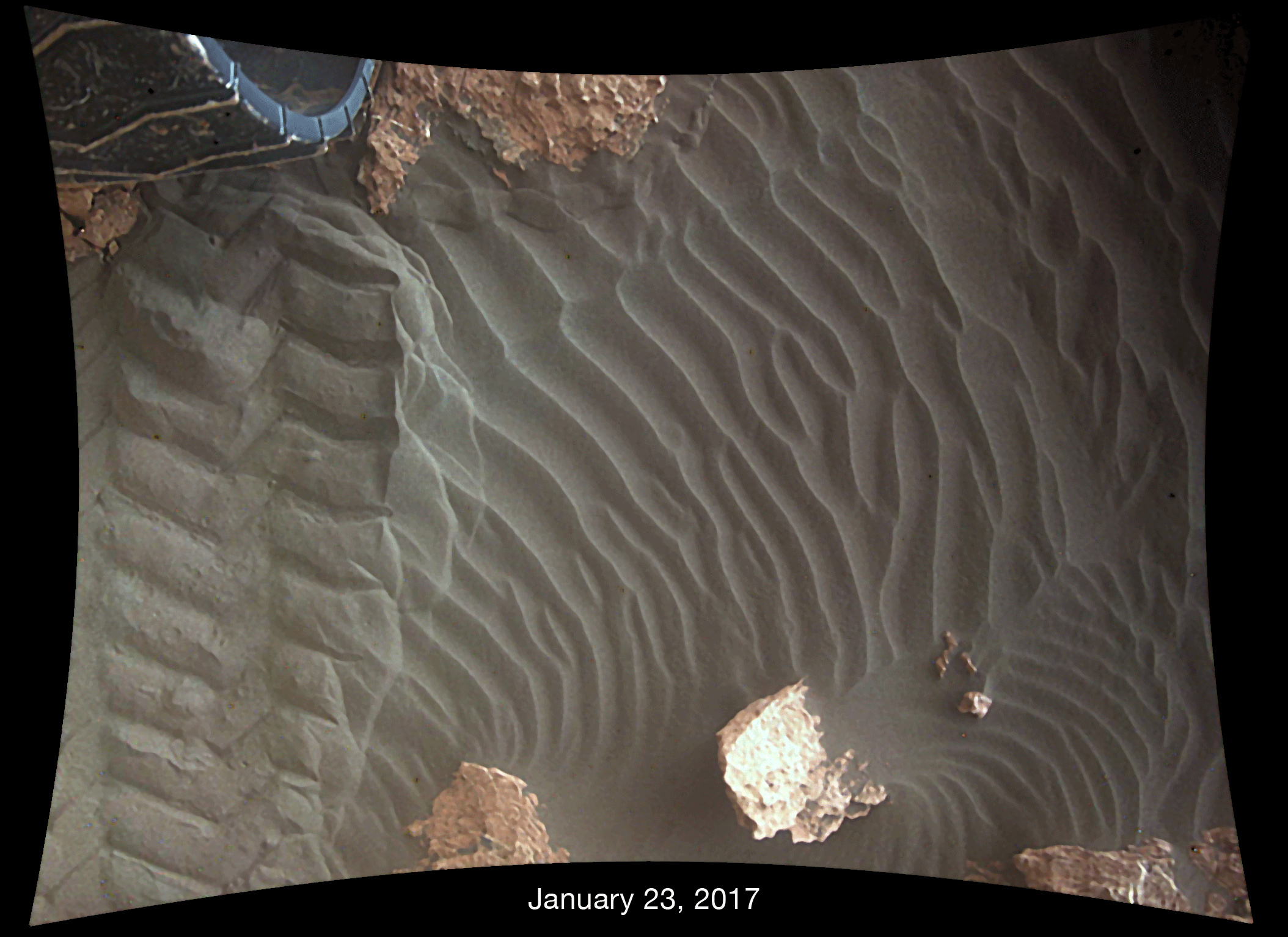 El viento desplaza la arena debajo de las ruedas del rover Curiosity de la NASA en Marte
