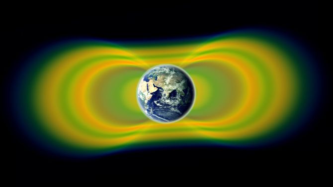 Dos gigantes franjas de radiación, conocido como los cinturones de Van Allen, que rodea la Tierra fueron descubiertos en 1958. En 2012, observaciones desde la sonda Van Allen mostraron que un tercer cinturón puede ser observado. La radiación se muestra aquí en amarillo, la verde que representa los espacios entre los cinturones. Crédito: NASA/Van Allen sondas/Goddard Space Flight Center