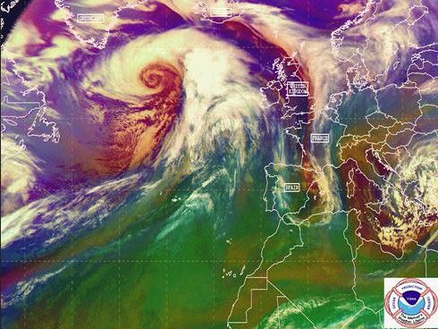 Imagen de satélite de Jolle: la borrasca explosiva invernal del 26 de enero de 2013. Poco antes de que esta imagen fuera capturada, Jolle alcanzó una presión central de 930 milibares, a la par que un huracán de categoría 4.