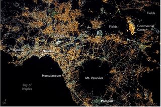 Nápoles y el Vesubio en la noche