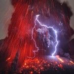 Volcán de Sakurajima con rayoImage de Martin Rietze (Alien Landscapes on Planet Earth)