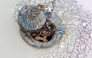 ¿Es cierto que el agua del lavabo gira en sentido opuesto en cada hemisferio?