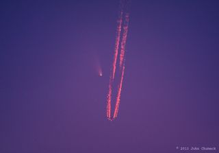 Cometa y estela de avión al atardecer