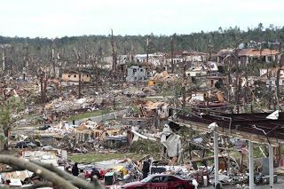 Trayectoria de los tornados de las fechas señaladas y destrozos en una población de Alabama.