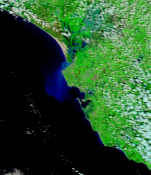 Imagen realzada, mostrando las zonas cargadas de sedimentos e inundadas en azul, del área atlántica del Estrecho.