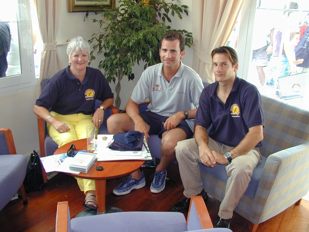 Figura 2.- Encuentro del autor con SAR El Príncipe de Asturias, D. Felipe de Borbón, el 5 de agosto de 2000 en la las instalaciones del Real Club Náutico de Palma
