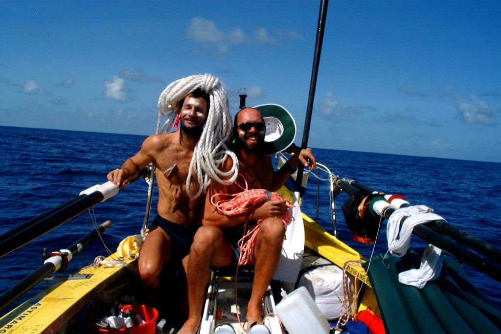 Figura 4.- Pedro Ripol (izquierda) junto a su compañero Pancho, celebrando la fiesta de Neptuno, en mitad del Atlántico, el 7 de noviembre de 2001.
