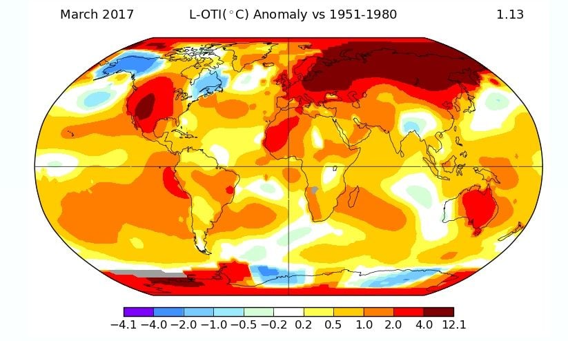 Anomalías de temperaturas para marzo de 2017, según NASA.Notar que los períodos de referencias base son distintos en ambos mapas.