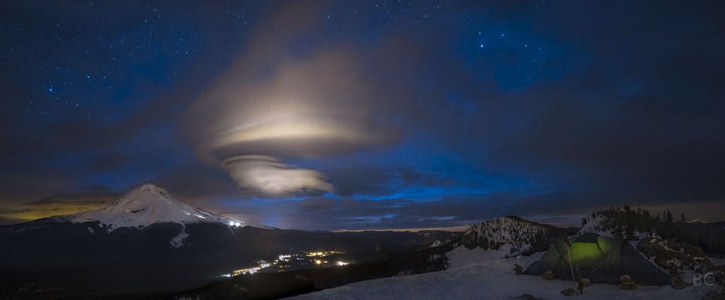 Mt. Hood y nube lenticularImagen de Ben Canales