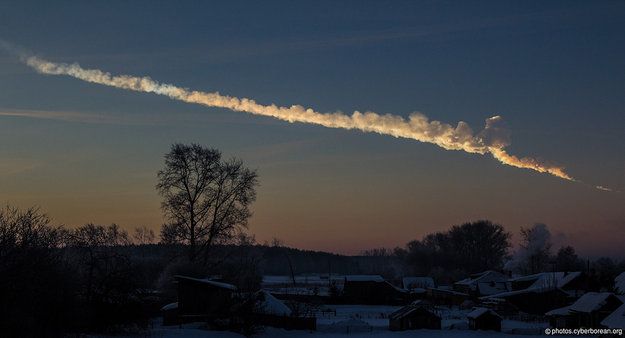Estela del asteroide sobre Chelyabinsk, Rusia, 15 de febrero de 2013.