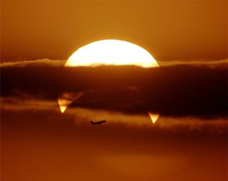 Eclipse solar parcial y avión
