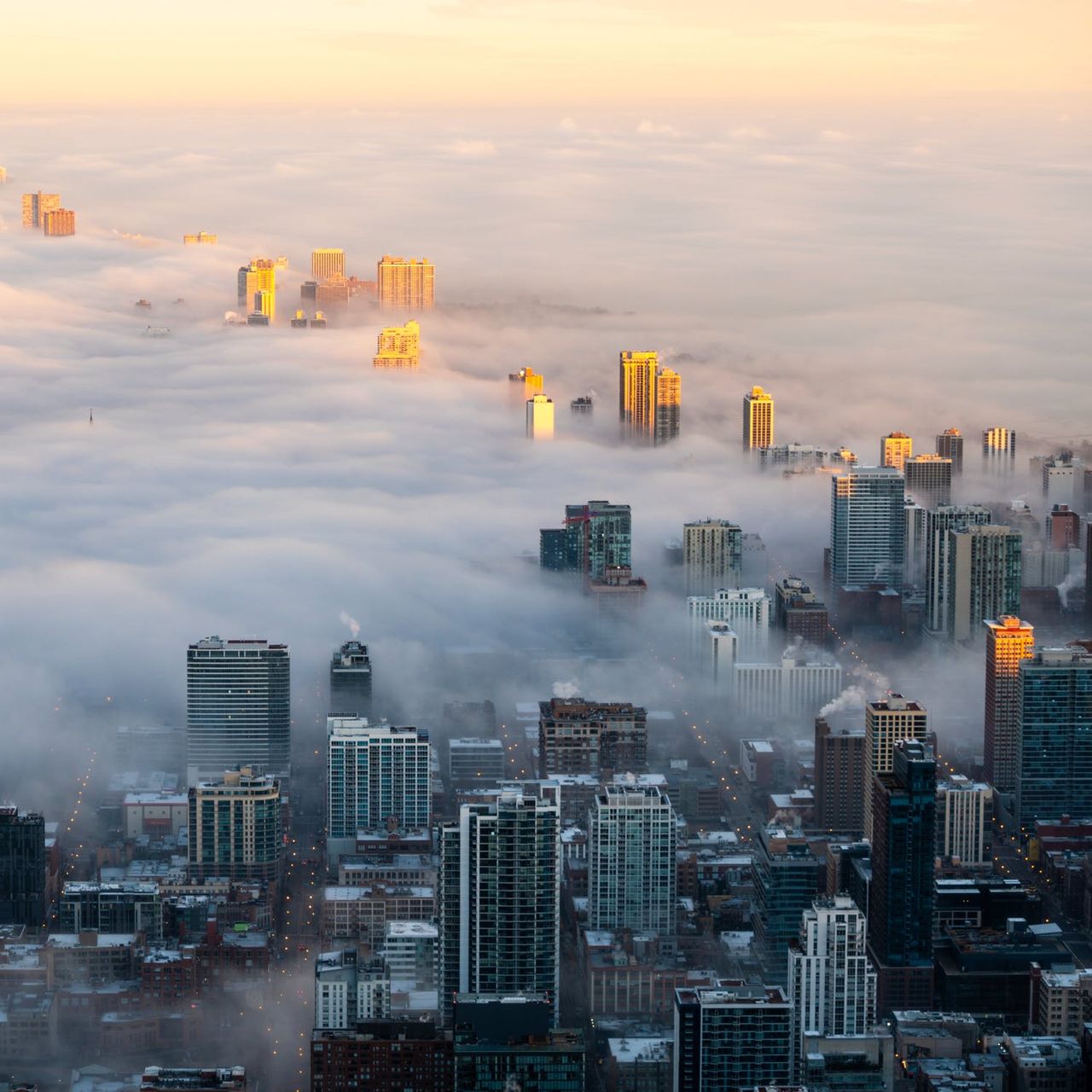 Ciudad cubierta por la niebla