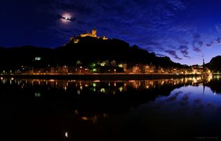 Corona lunar sobre Castillo Cochem y nube en forma de Batman