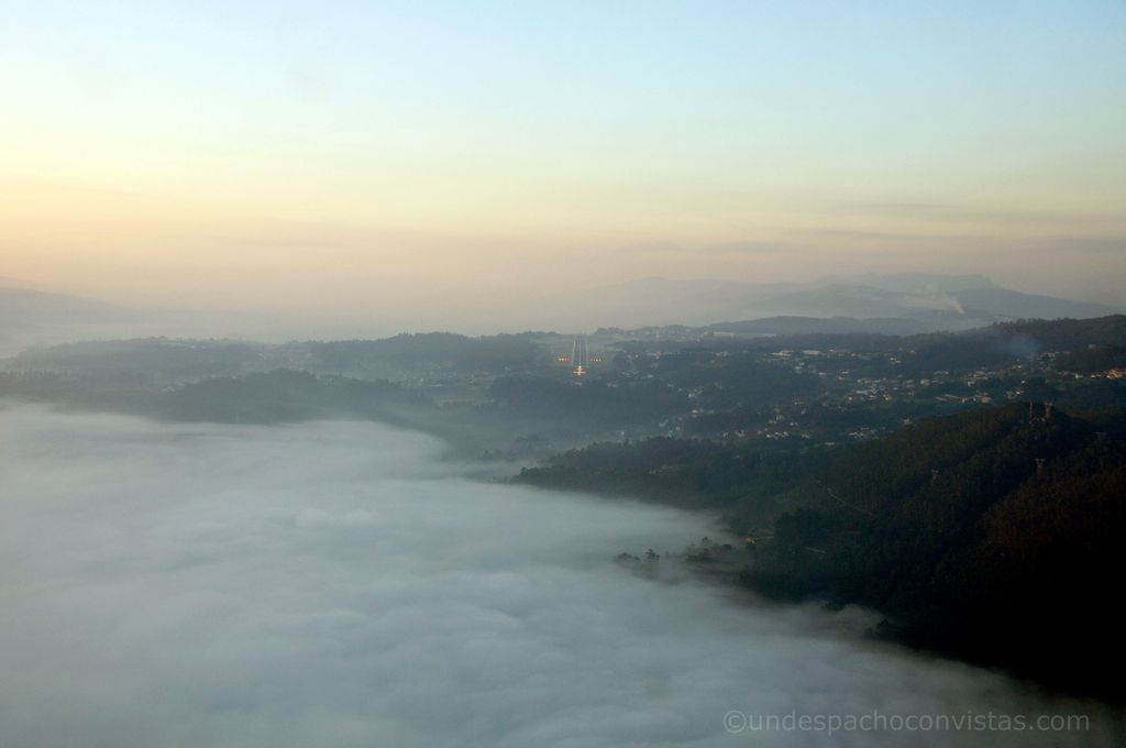 Figura 6.- Aproximación al aeropuerto de Vigo, volando sobre un mar de nubes. Figura 6.- Aproximación al aeropuerto de Vigo, volando sobre un mar de nubes.
