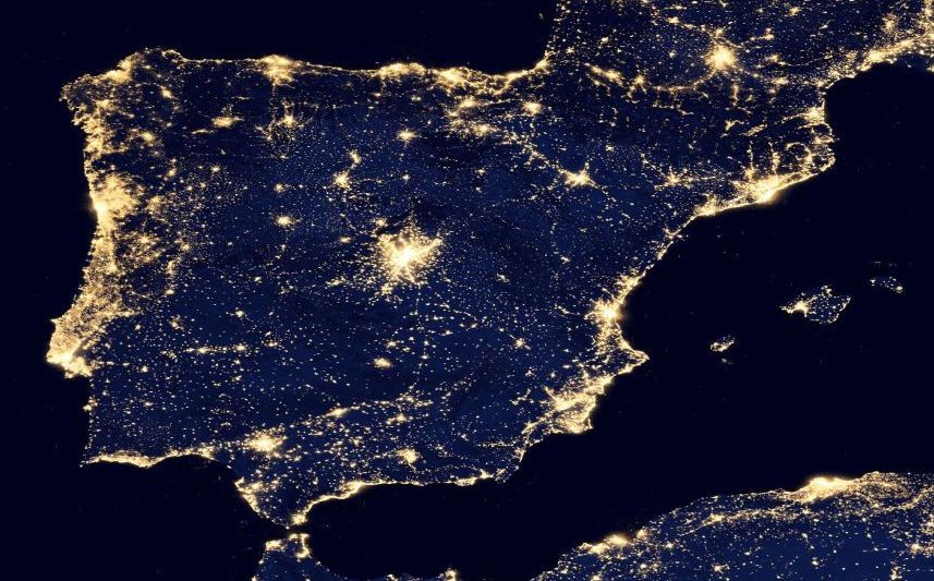 La luz nocturna en la Península Ibérica La luz nocturna en la Península Ibérica. Fuente: NASA/ESA.