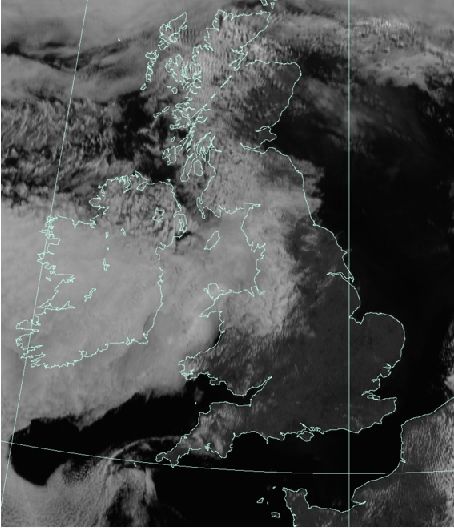 Imagen de satélite visible a las 11am del jueves 6 de abril de 2017 (arriba), con las previsiones de nubes del miércoles por la noche válidas para el mismo tiempo, usando el modelo operacional actual (abajo a la izquierda) y la versión de prueba para futura implementación. Los cielos claros están representados por blancos con sombreado de color que representan las nubes.