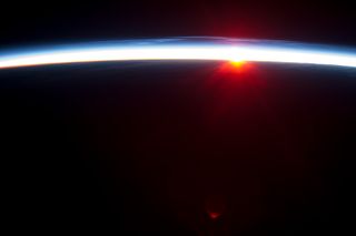Amanecer sobre las islas Aleutianas con nubes noctilucentes