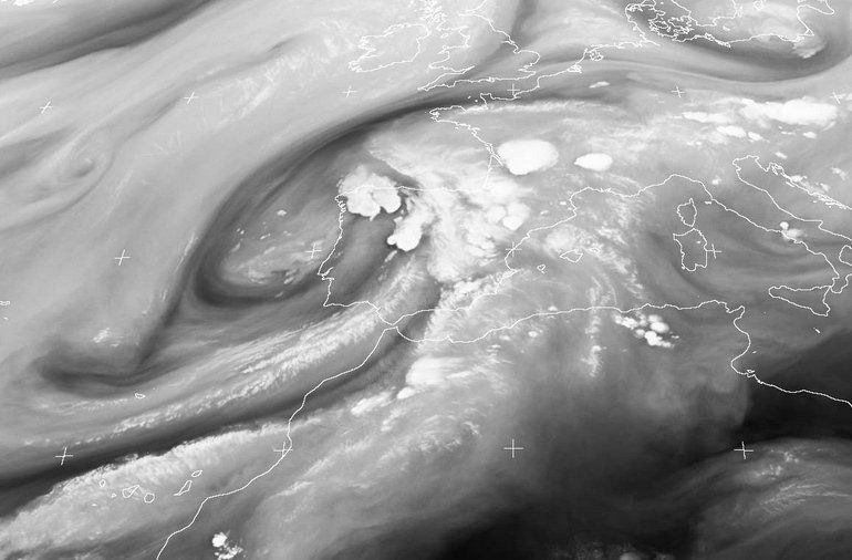 Imagen de vapor de agua de las 15 UTC del 27 de agosto de 2017 donde se aprecia la DANA, al oeste de la Península, y la entrada subtropical delantera con aporte de humedad en niveles medios-altos e importantes desarrollos convectivos. Fuente: Dundee Satellite R. Station