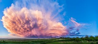 Una nube convectiva al atardecer