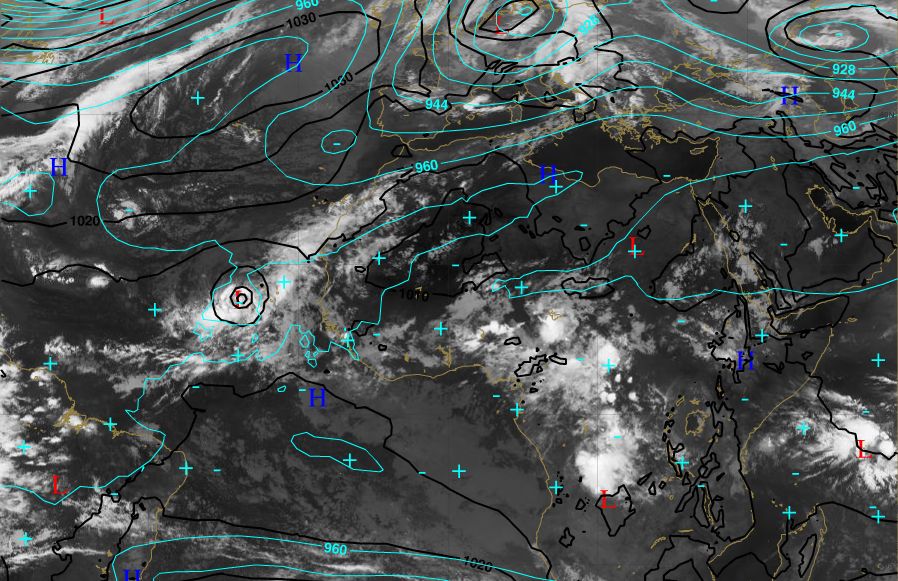 Imagen IR el Meteosta-10 del 11 de septiembre de 2013 a las 00 UTC con Humberto cerca de las Islas de Cabo Verde, junto con el mapa de 300 hPa, en cían, y campo de presión en superficie del CEPMP, en negro. Nótese la cabellera nubosa que emana de las cercanías de Humberto debido a la presencia de vaguadas polares en altura que favorecen la irrupción de nubosidad sur-norte. Fuente: Eumetrain.