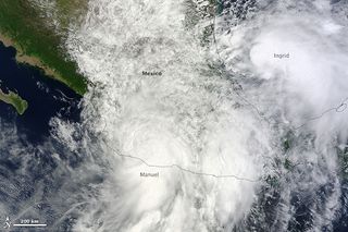 Dos ciclones tropicales golpean a México