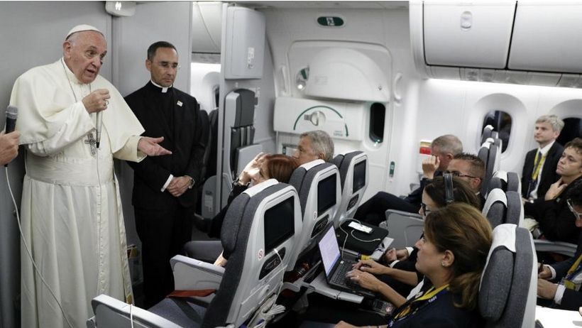 El Papa Francisco habla con periodistas durante una conferencia de prensa que sostuvo a bordo del vuelo a Roma, al final de una visita de cinco días a Colombia, el lunes 11 de septiembre de 2017.