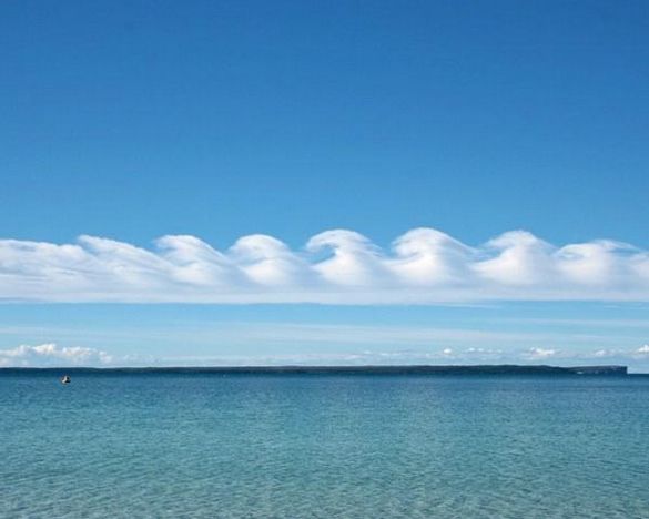 Nubes de inestabilidad de Kelvin Helmholtz. Estas nubes, a veces llamadas "nubes de oleaje", son producidas por la inestabilidad atmosférica, cuando las capas horizontales de aire se desplazan una sobre otra a diferentes velocidades.